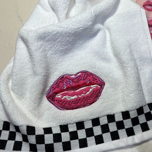 NEW! MacKenzie-Childs Pucker Up Check Hand Towel - Picture 1 of 8